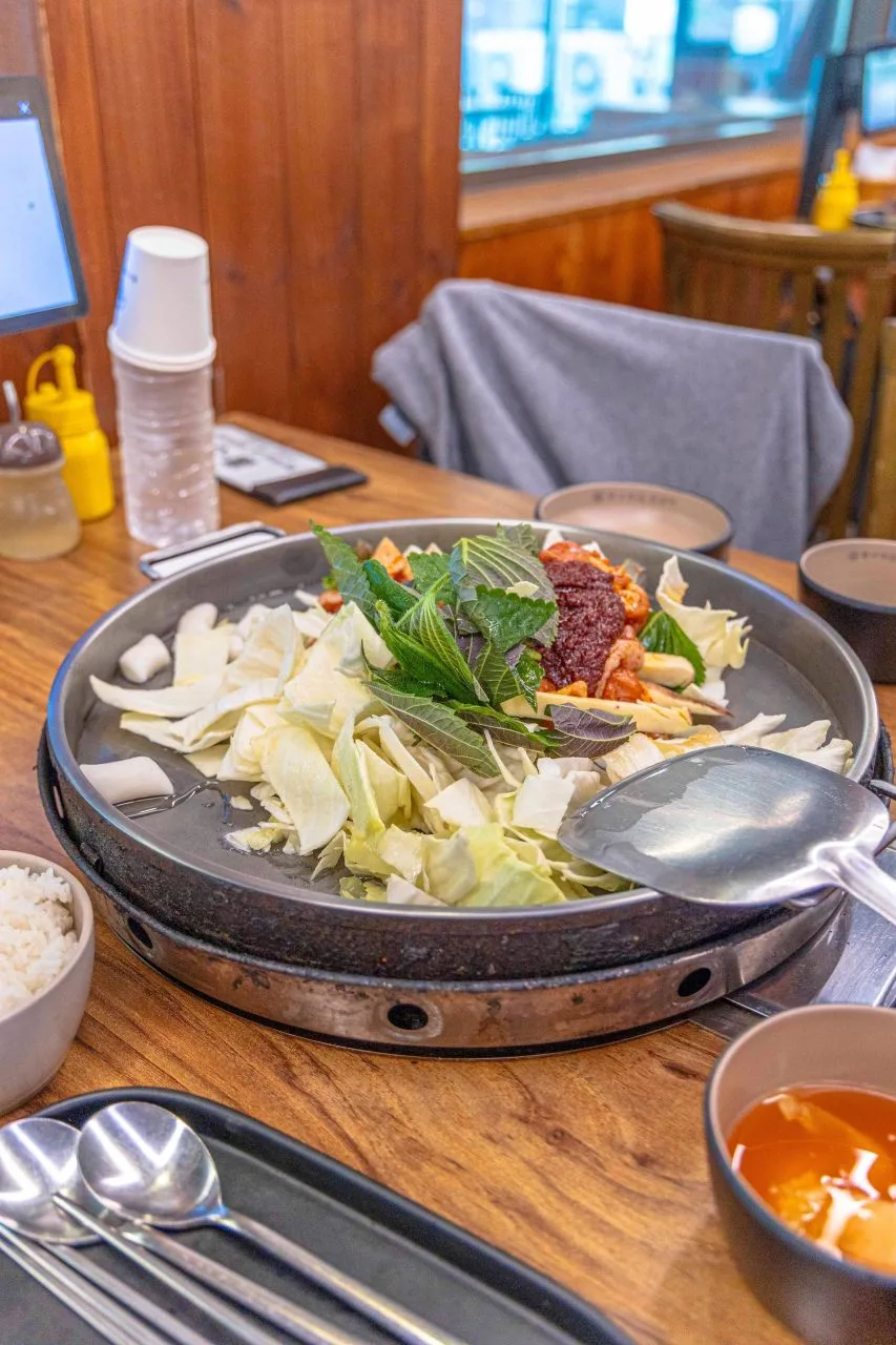 Dakgalbi: spicy stir-fried chicken