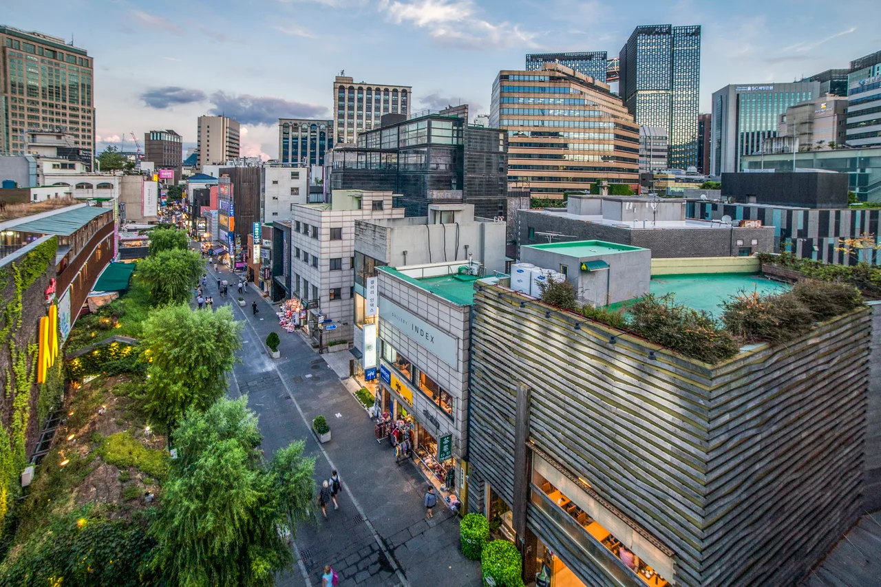 Craft shops and hanbok wearers on Insadong street