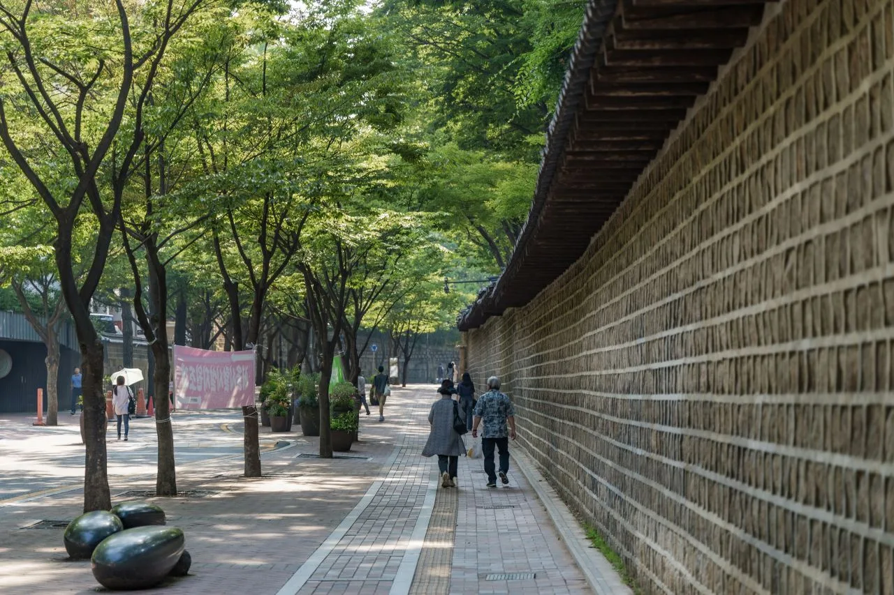 Deoksugung Stone Wall Road: Romantic strolls from 'Goblin'