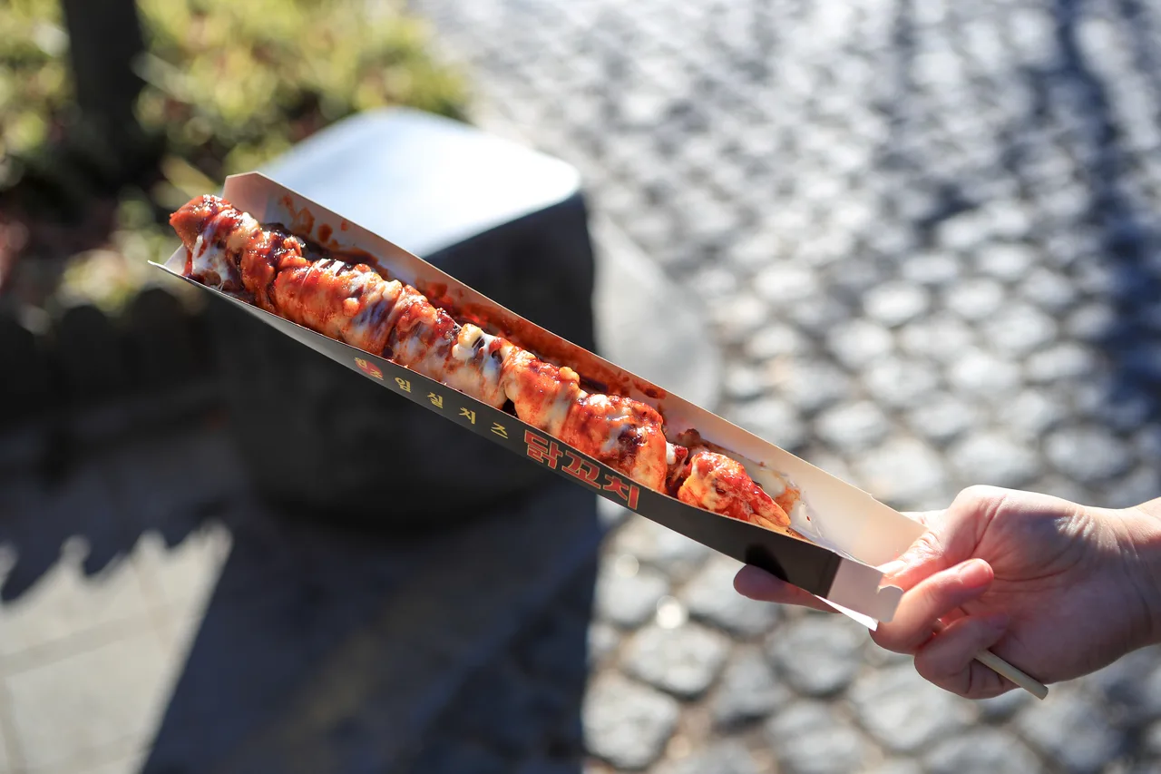 Dak-kkochi: spicy chicken skewers