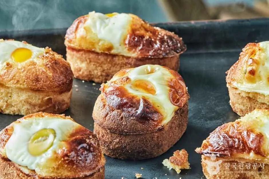 Gyeran-ppang (계란빵): egg bread