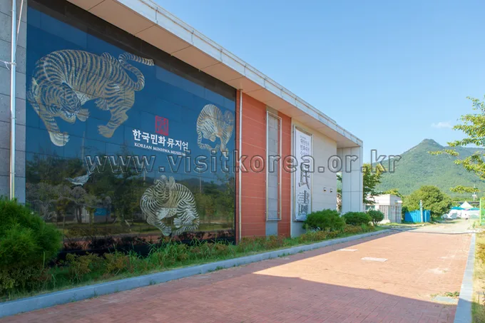 What is minhwa, Korean folk painting?
